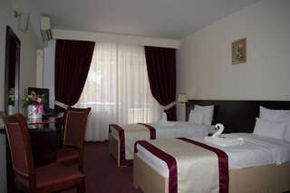 Отель Hotel Europolis Тулча Двухместный номер с 2 отдельными кроватями-4