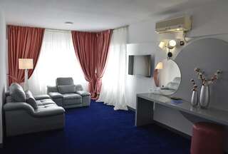 Отель Hotel Europolis Тулча Номер Делюкс с кроватью размера «queen-size»-1